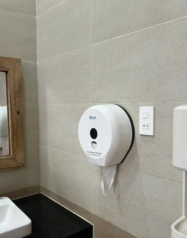 Hộp đựng giấy vệ sinh cuộn lớn Roto lắp tại khu vệ sinh công cộng